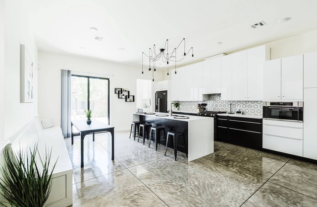 Cozy Getaway Perfect for 10 Prime Location NW6