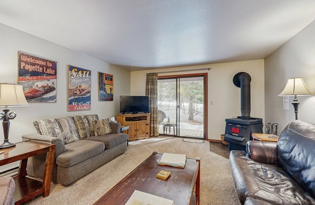 Cozy Golf-View Condo with Pools, Hot Tub & Gym - Nearby Ski & Lake Access