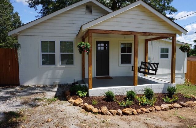 Cozy Greenville Cottage. Close to downtown! Pet friendly!
