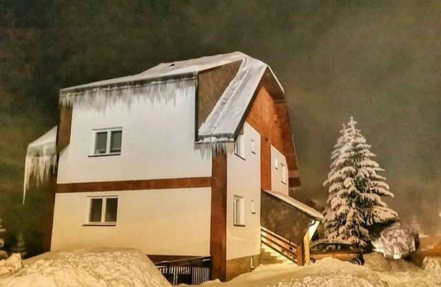 Cozy ground level apartment with outdoor access across from Kraljevi Čardaci.