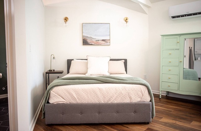 Cozy guesthouse studio | soaking tub | rain shower