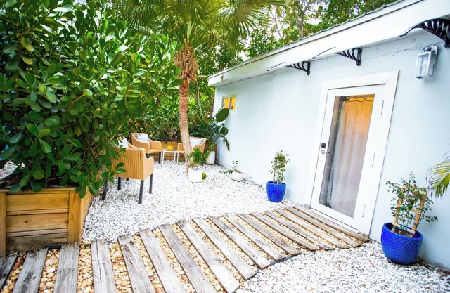 Cozy Guesthouse w/Free Parking less than 15mins from the beach!