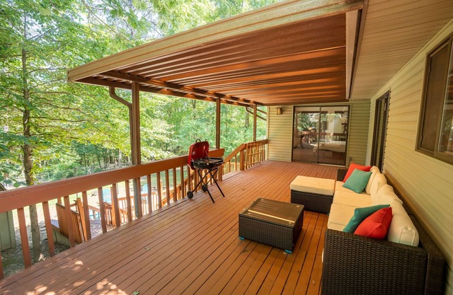 Cozy* Hideaway at Fairfield Bay- enjoy this cozy home with great outdoor space