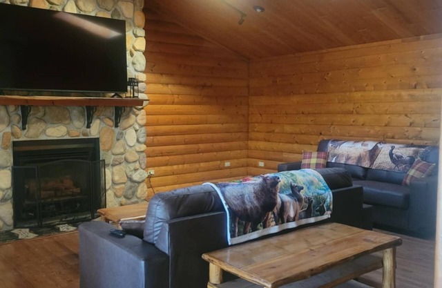 Cozy Hideaway Log Home in Welcoming Jordan MT