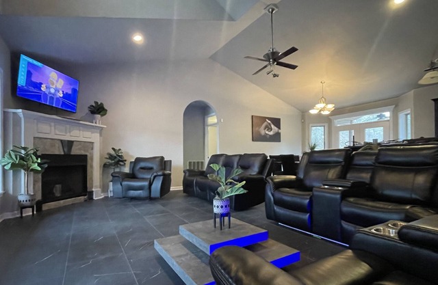 Cozy hideaway on 3 acres! Close to Lakes! Hot Tub~Pool~Bunk/Game Room