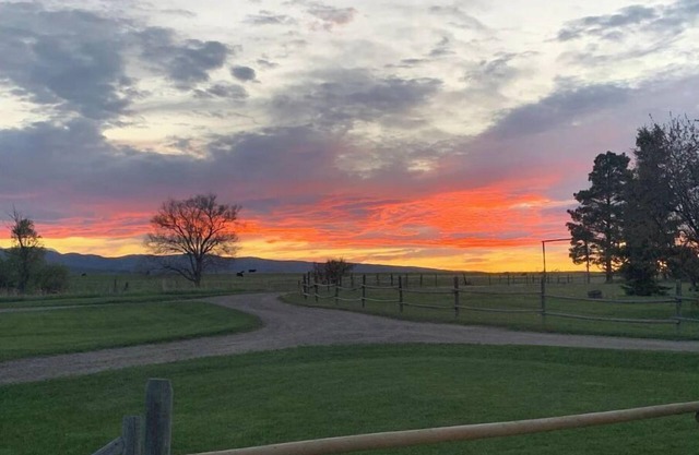 Cozy Hideaway with views of 3 Mountain Ranges