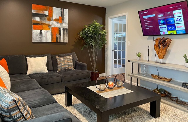 COZY HOME CLOSE TO JORDAN LAKE AND DOWNTOWN APEX!