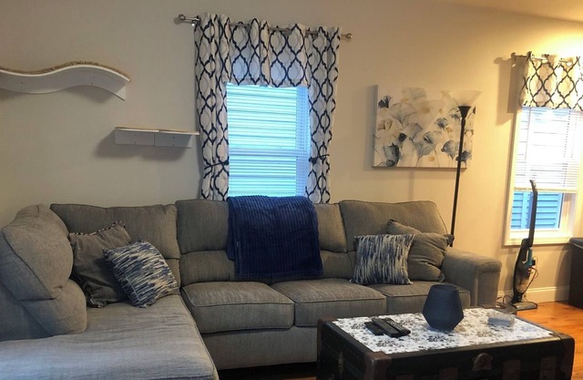 Cozy Home Close to Providence. Pet Friendly!