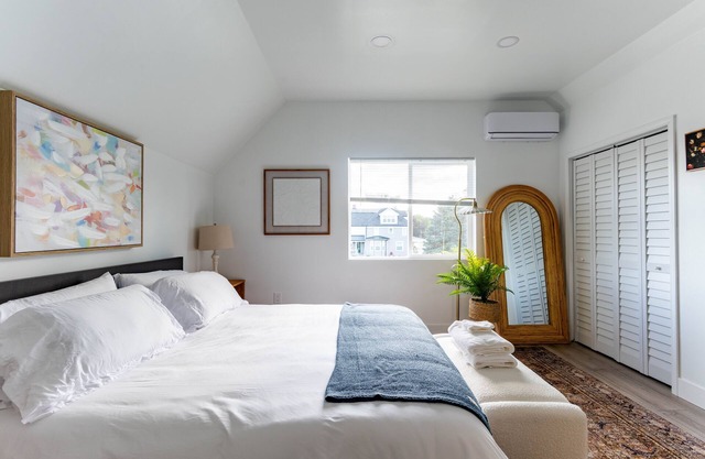 Cozy home in downtown Dearborn