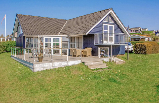 Cozy home in Hejls with house sea view