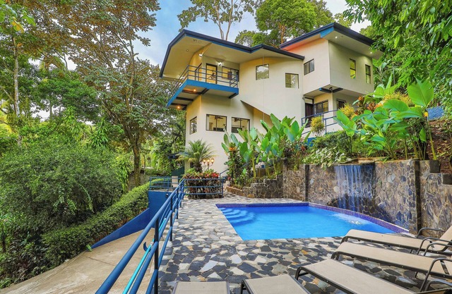 Cozy home in Manuel Antonio -Wildlife, Pool & 5 min drive to beach/shops