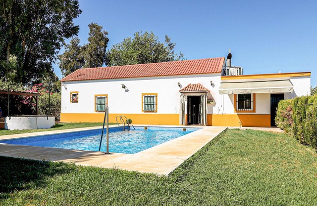 Cozy home in Utrera with swimming pool