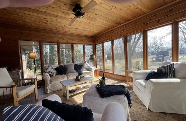 Cozy Home on Fox River w/Outdoor Living - 19 min to EAA, 50 min to Lambeau
