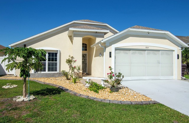 Cozy home steps from Theme Parks & Coast!