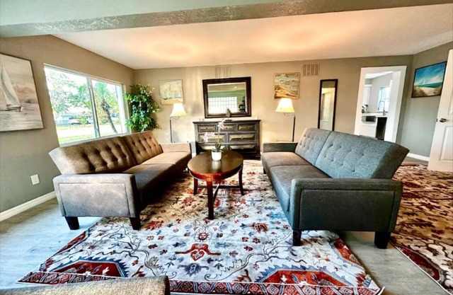 Cozy home w/AC&heater, sofa bed, sleeps 2 extra tranquil canal-side neighborhood