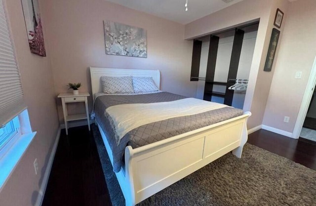 Cozy home w/pool near Sacramento State and 15 minutes to downtown