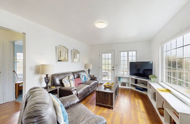 Cozy home with hot tub, incredible ocean views, WiFi & private deck