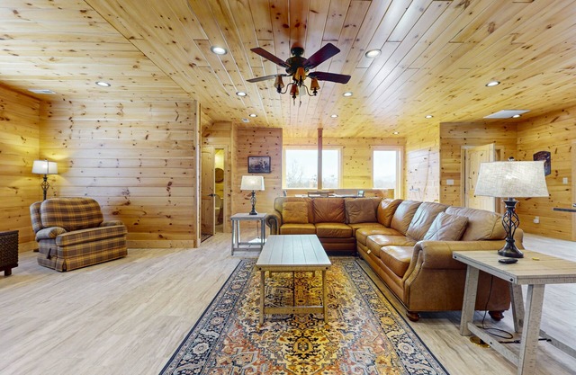 Cozy home with lake views, free attraction tickets, games and streaming TV's