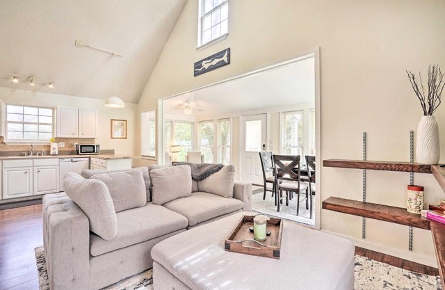 Cozy Home with Yard about 9 Mi to Dtwn Charleston!