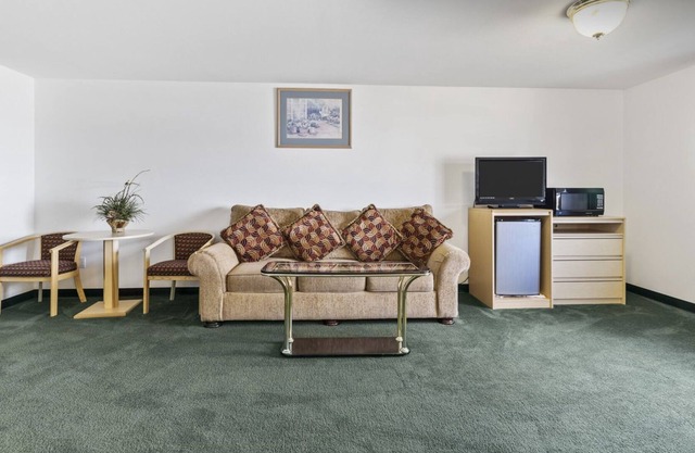 Cozy Honeymoon Suite with Jacuzzi and Free Parking