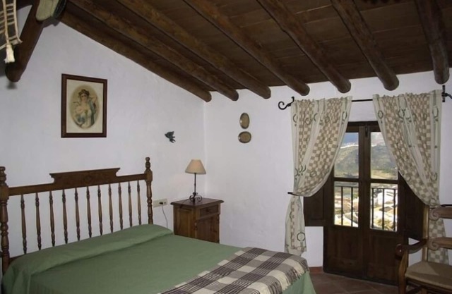Cozy House in Zahara de la Sierra, Cádiz: Fireplace and Castle Views