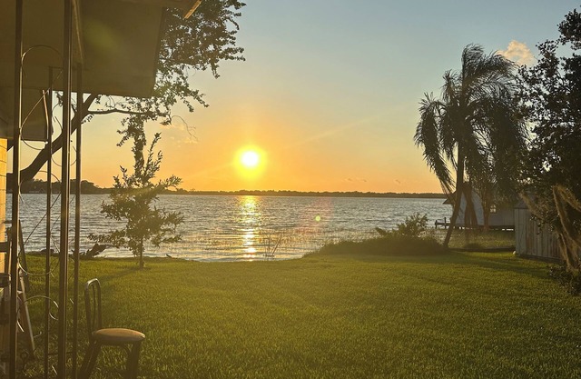 Cozy house in peaceful Lake Alfred with AC, WiFi very secluded.