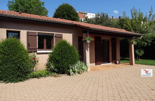 Cozy house with closed parking, electric charging port, garden. Near downtown