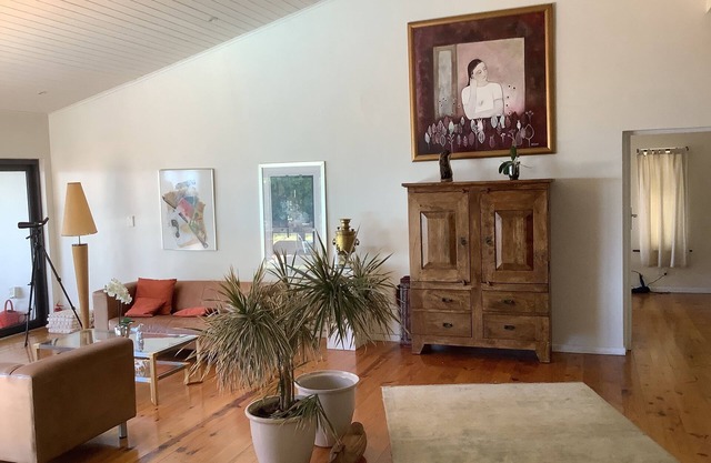 Cozy house with upscale furnishings and great views of the mountains and sea