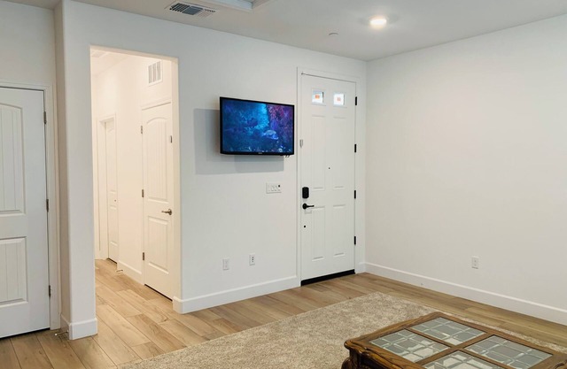 Cozy in law suite in Antelope with WiFi, AC, street parking, washer dryer