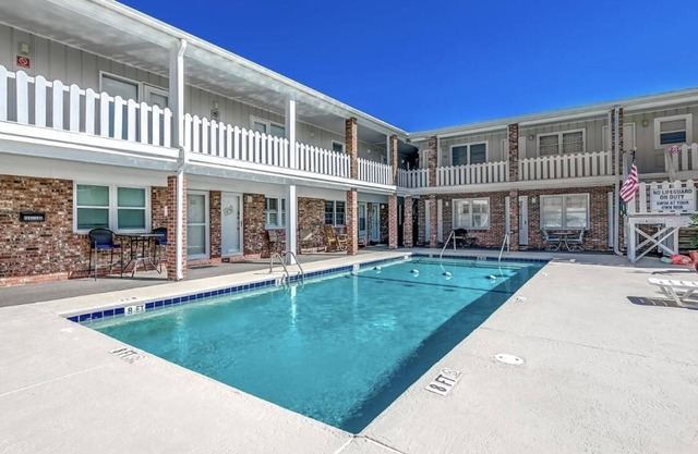 Cozy! King Bed -Steps from Pool/Beach! AC, WiFi NMB Fiesta Villas 106