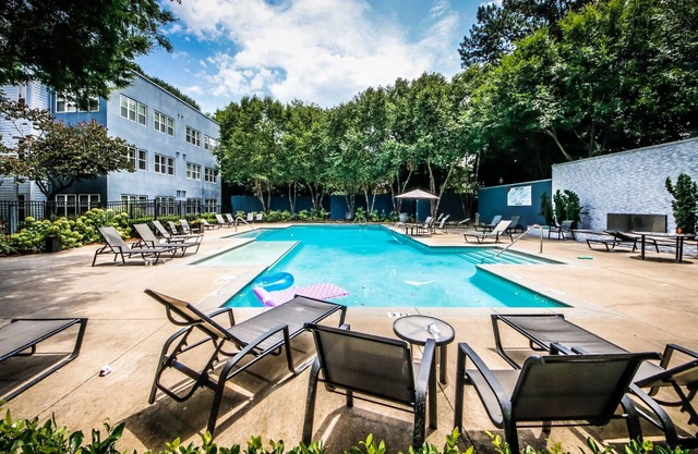 Cozy king bed suite w/free parking , pool & gym