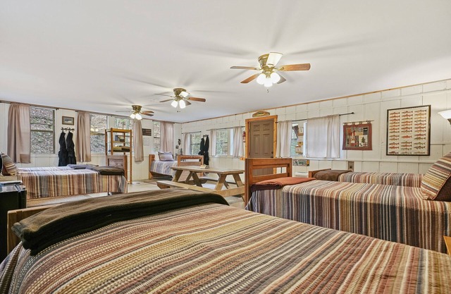 Cozy KOI COVE with AC and WiFi at magical Mulberry Gap!