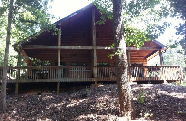 Cozy Lake Cabin for monthly rental. 2BR/1 bath cabin with jacuzzi hot tub.