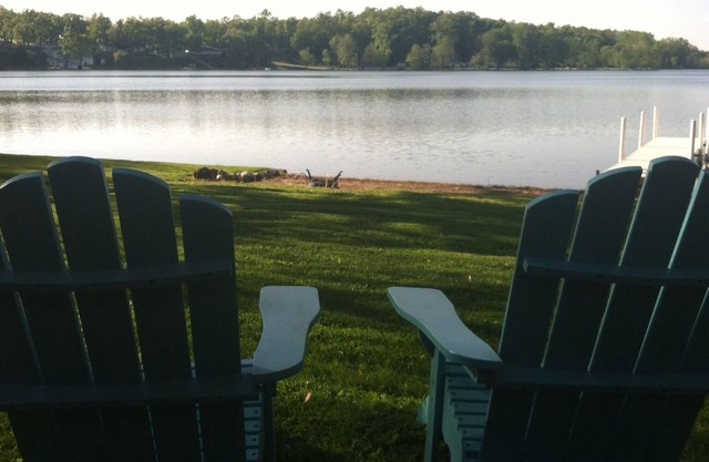 Cozy lake front cabin with WiFi, AC in awesome Angola