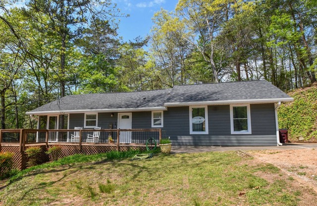 Cozy Lake Front Cottage