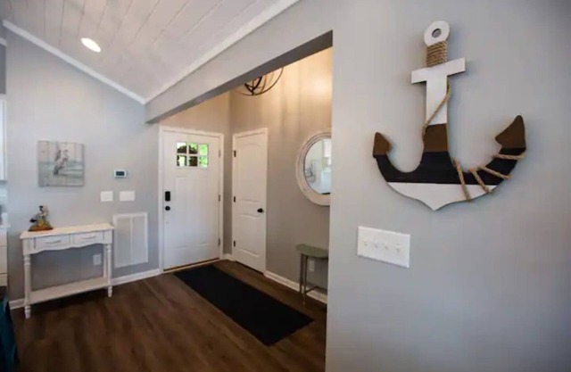 Cozy, lake front cottage