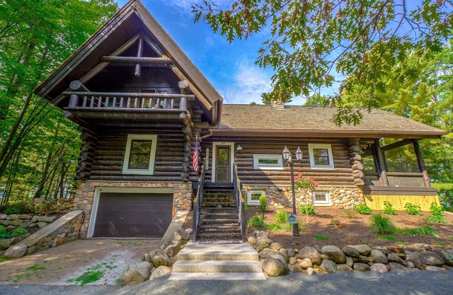 Cozy Lake front luxury, hot tub, ice fish, snowmobile, fireplace, screened porch