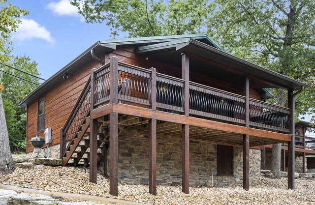 Cozy Lake Front/View 2BR2BA Private Cabin23, Resort Pool/Hot Tub/Firepit & more!