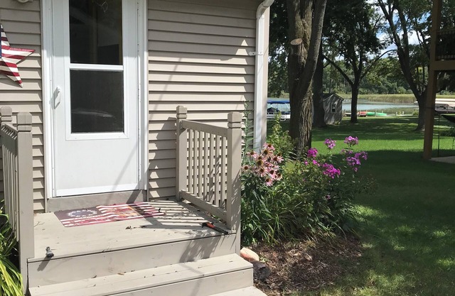 Cozy lake house on Lower Nemahbin Lake, just a 40-minute drive to Milwaukee.
