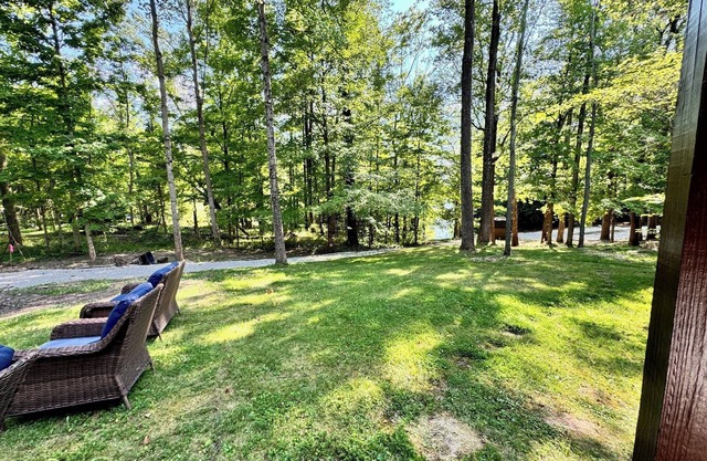 Cozy lakefront cabin with kayaks
