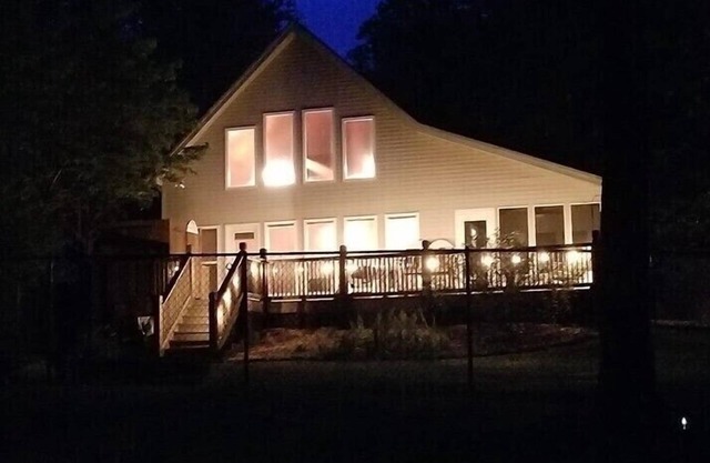 COZY LAKEFRONT CABIN Perfect for a relaxing getaway!