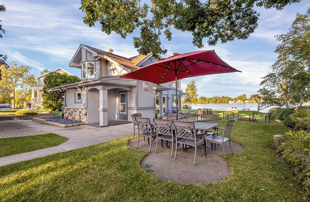 Cozy Lakefront Escape: Perfect for Seasonal Getaways & Large Groups