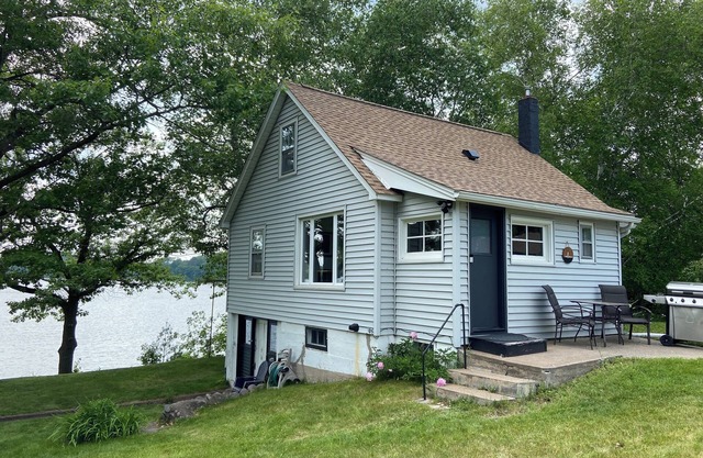 Cozy Lakefront Getaway on Long Lake