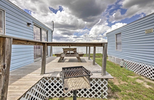 Cozy Lakefront Home in Ocala w/Deck, Grill + A/C!