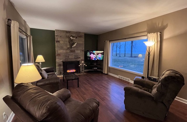 Cozy, lakefront home in Green bay, WI.