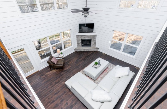 Cozy Lakefront Retreat: Your Nolin Lake Haven for all the seasons