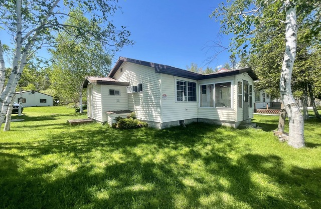 Cozy Lakehouse right on Indian Lake - 10 minutes from Manistique