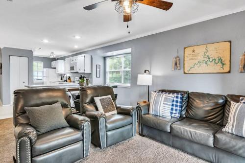 Cozy Lakeside Getaway - Outdoor Theater - Free Early Check-In- 4min to Silver Dollar City