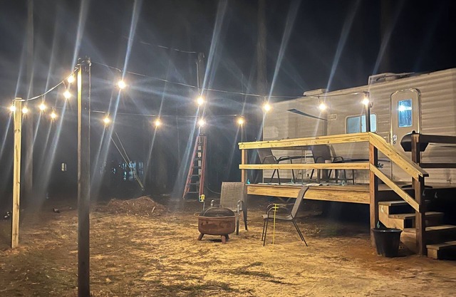 Cozy little camper, nestled quietly in the country/only minutes from the city