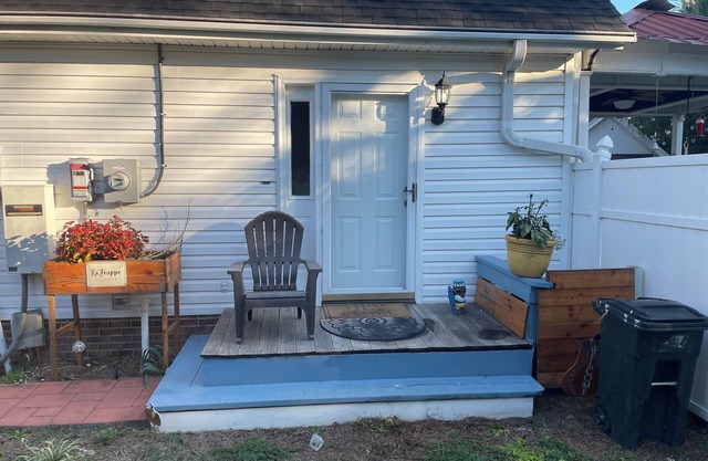 Cozy little space! Fully furnished! Come relax by the pool! 2 TV , CABLE/INT.